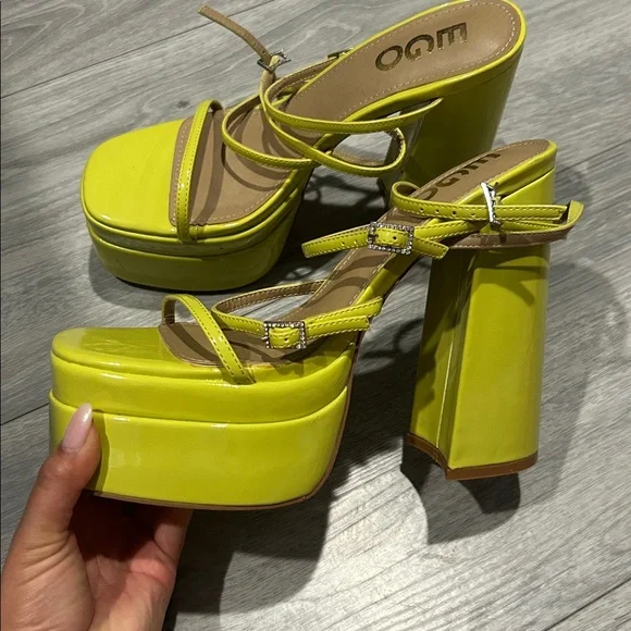 Neon Yellow Strappy Sandals Women’s Size 6 - Picture 2 of 7